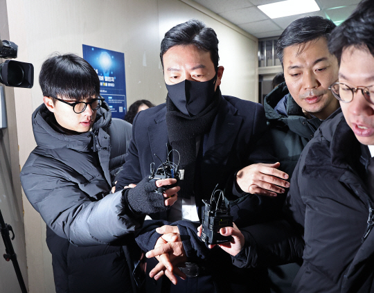 김성훈 대통령경호처 차장이 18일 오전 서울 서대문구 경찰청에서 비상계엄 특별수사단 체포 조사에 출석하고 있다. 뉴시스