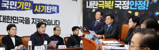 19일 국회에서 열린 국민의힘 긴급비상대책위원 회의(왼쪽 사진). 오른쪽 사진은 17일 국회에서 열린 더불어민주당 최고위원회의. 연합뉴스