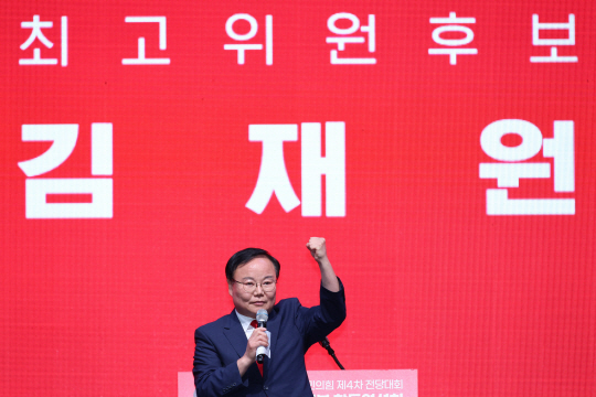 김 전 최고위원이 윤석열 대통령의 구속과 관련해 올린 페이스북 글이 논란이 되고 있다. 사진은 지난해 7월 12일 오후 대구 북구 엑스코에서 열린 국민의힘 제4차 전당대회 대구·경북 합동연설회에서 정견발표를 하던 김 전 최고위원. 뉴시스