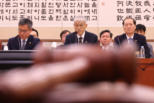 20일 윤석열 대통령 지지 시위대의 서울서부지법 청사 불법 진입 및 난동 사태와 관련한 긴급 현안질의가 열린 국회 법제사법위원회 전체회의에 출석한 천대엽 법원행정처장(가운데)이 의원 질의에 답변하고 있다. 연합뉴스
