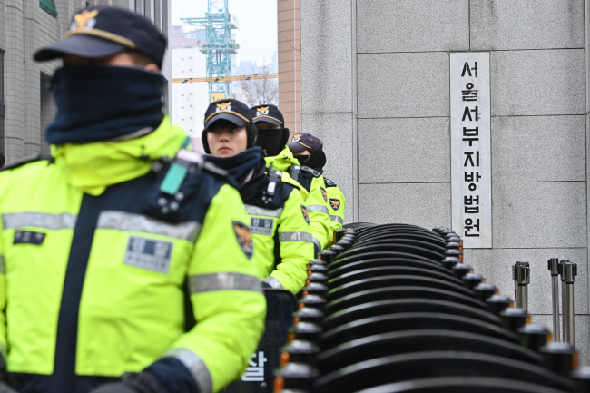 윤석열 대통령 지지자들이 서울서부지법에 집단 난입한 이튿날인 20일 오전 서울 마포구 서울서부지법 청사 앞에 경찰 병력이 배치돼 경계근무를 서고 있다. 백동현 기자