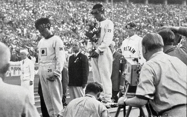 1936년 베를린 올림픽 마라톤 종목 시상식에서 금메달을 획득한 손기정(오른쪽)은 월계수로 일장기를 가렸고 3위 남승룡은 바지를 추켜올려 일장기를 가리려 했다. 손기정 기념재단