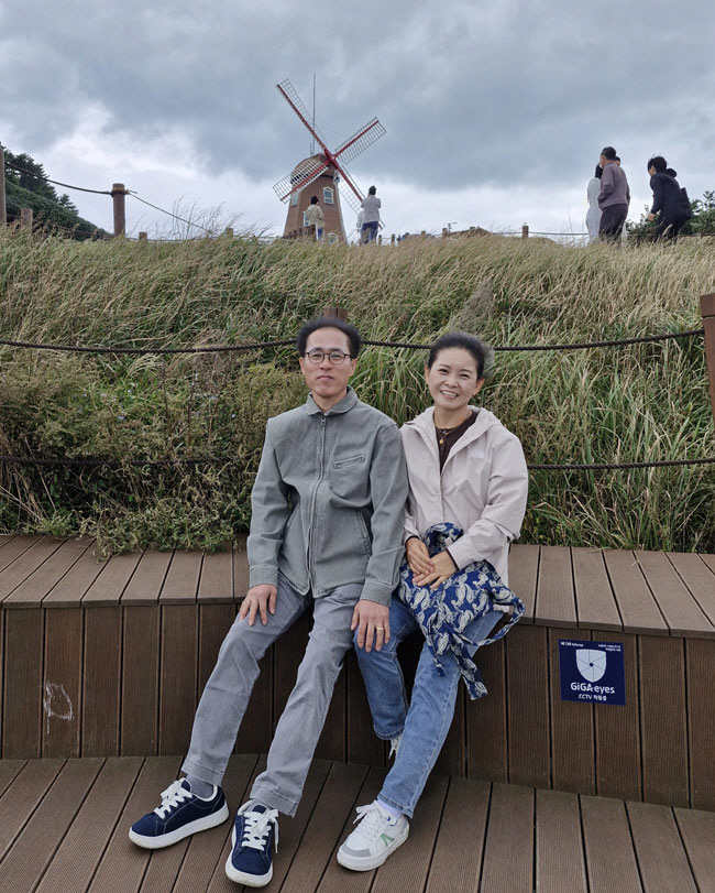 지난가을에 남편(왼쪽)과 함께 찍은 사진. 28년 동지로 살며, 생각해 보면 큰 바람 없이 잔잔하게 보낸 듯하다. 그 잔잔함의 온화함이 감사할 뿐이다.
