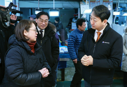 안덕근(앞줄 오른쪽) 산업통상자원부 장관이 21일 서울 서대문구 영천시장에서 ‘설 명절을 앞두고 서민물가를 점검’ 위해 상인들의 애로사항을 청취하고 있다. 산업통상자원부 제공