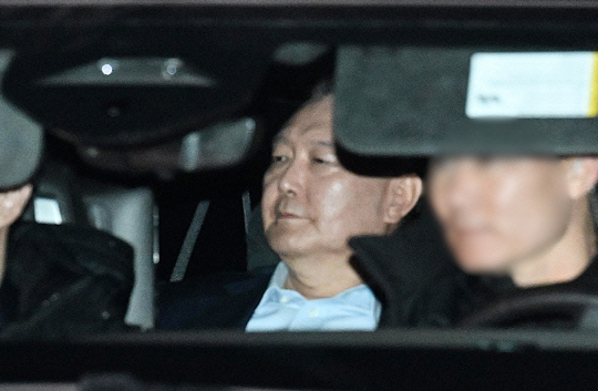 윤석열 대통령이 15일 정부과천청사 고위공직자범죄수사처(공수처)에서 조사를 마친 뒤 서울구치소로 향하고 있다. 뉴시스