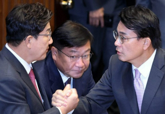 권성동 국민의힘 원내대표가 국회 본회의장에서 윤상현 의원과 손을 잡고 대화하고 있다. 연합뉴스