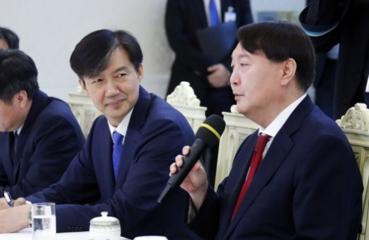 2019년 7월 25일 문재인 정부 당시 윤석열 신임 검찰총장이 청와대에서 문재인 대통령으로부터 검찰총장 임명장을 받은 후 조국 민정수석 옆에서 인사말을 하고 있다. 연합뉴스