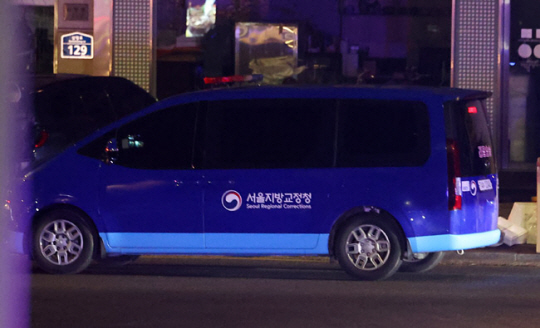 윤석열 대통령을 태운 것으로 추정되는 호송차량이 21일 오후 서울 종로구 국군서울지구병원 후문을 통해 빠져나가고 있다. 앞서 윤 대통령은 헌법재판소 탄핵심판을 마친 이날 오후 4시 42분쯤 헌법재판소를 떠나 국군서울지구병원으로 이동했다. 이후 호송차는 오후 8시 41분 국군서울지구병원을 빠져나갔다. 연합뉴스