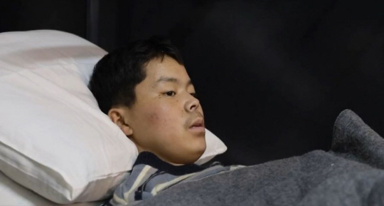 우크라이나군의 신문을 받는 북한군. 젤렌스키 대통령 X 캡처