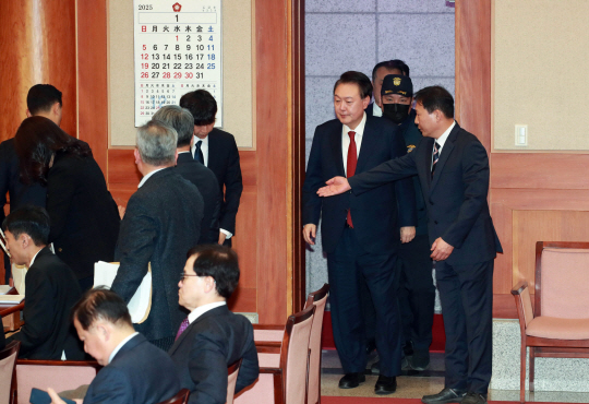 윤석열 대통령이 21일 오후 서울 종로구 헌법재판소에서 열린 탄핵심판 3차 변론에 출석하고 있다. 연합뉴스(사진공동취재단)