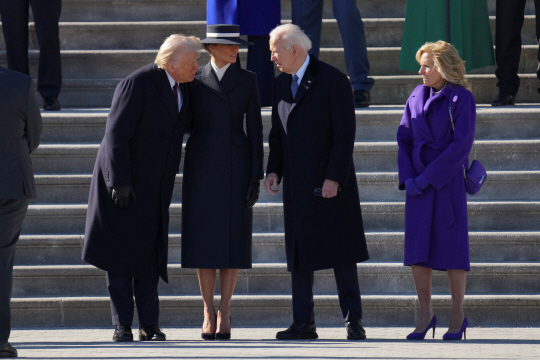 조 바이든(오른쪽 두 번째) 미국 대통령이 20일 미국 워싱턴DC 연방의회에서 열린 대통령 취임식에 참석해 후임자인 도널드 트럼프(왼쪽 첫번째)와 대화를 나누고 있다. 로이터 연합뉴스