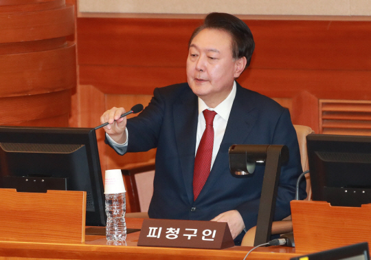 윤 대통령이 마이크 높이를 조절하고 있다. 사진공동취재단