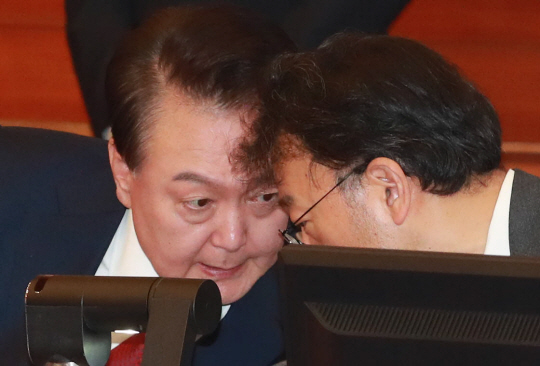 윤석열 대통령이 차기환 변호사와 얼굴을 가까이 댄 채 대화를 나누고 있다. 사진공동취재단