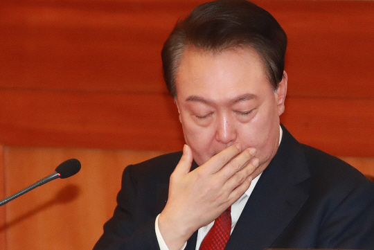 윤석열 대통령이 21일 오후 서울 종로구 재동 헌법재판소에서 열린 탄핵심판 3차 변론기일에 출석해 피청구인 측에 자리하고 있다. 사진공동취재단