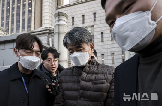 조지호 청장이 지난달 13일 서울 서초구 서울중앙지방법원에서 열린 12·3 비상계엄 사태에 동조한 혐의 관련 영장실질심사를 마친 뒤 법원을 나서고 있다. 뉴시스