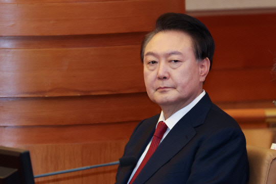 윤석열 대통령이 21일 서울 종로구 헌법재판소에서 열린 탄핵심판 3차 변론에 출석해 피청구인석에 앉아있다. 연합뉴스