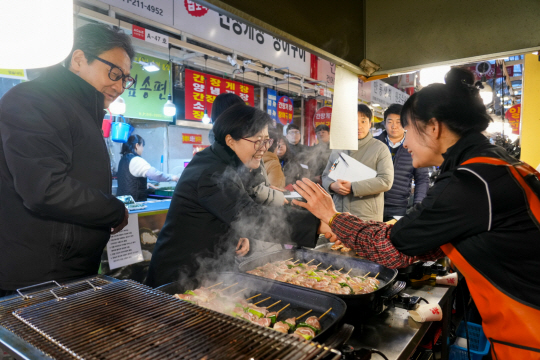 이순희 강북구청장이 설명절을 맞아 전통시장을 방문하여 상인들과 소통하고 있다.강북구청 제공