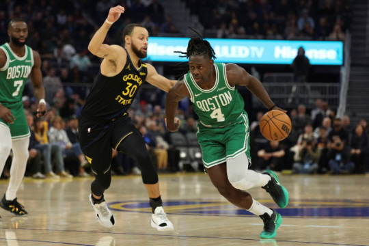 NBA 골든스테이트의 스테픈 커리(왼쪽)가 21일(한국시간) 미국 캘리포니아주 샌프란시스코의 체이스 센터에서 열린 NBA 홈 경기에서 보스턴의 즈루 홀리데이를 수비하고 있다. AP뉴시스