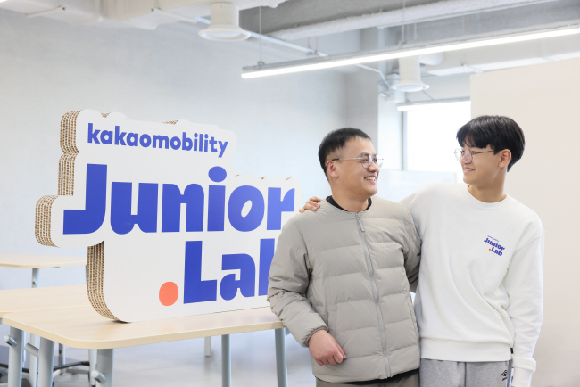 지난 18일 경기 용인시 카카오 인공지능(AI) 캠퍼스에서 진행된 카카오모빌리티 주니어랩 3기 과정을 마친 서한결(오른쪽) 군이 택시기사인 아버지 서형문 씨와 어깨동무를 하고 있다. 카카오모빌리티 제공