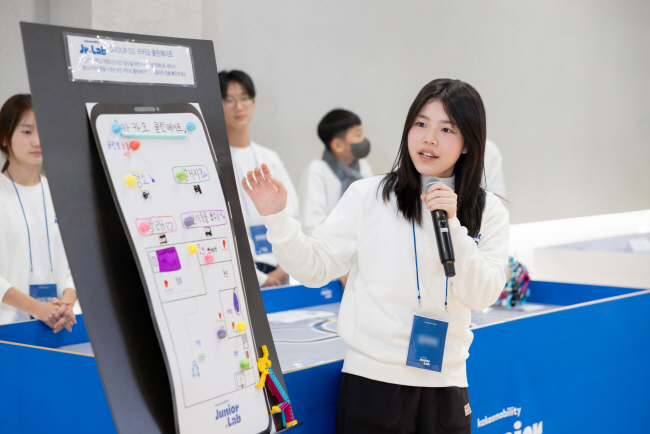 카카오모빌리티 주니어랩 3기로 선발된 한 학생이 지난 18일 경기 용인시 카카오 인공지능(AI) 캠퍼스에서 열린 주니어랩 박람회에서 자동 가사 지원 서비스에 관해 설명하고 있다. 카카오모빌리티 제공