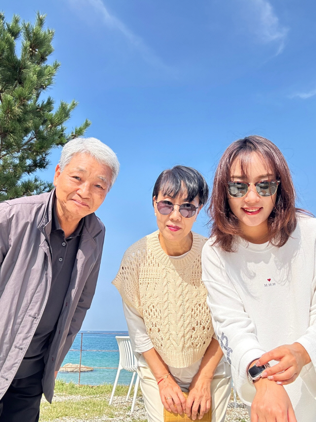 지난 2024년 10월 14일에 마지막 가족 여행이 된 고성 바닷가에서 남편(왼쪽), 딸(오른쪽)과 함께 찍은 사진.