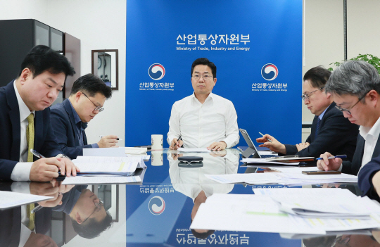 박성택(가운데) 산업통상자원부 1차관이 22일 서울 종로구 정부서울청사에서 올해 1월 품목별 수출동향 점검회의를 주재하고 있다. 산업통상자원부 제공