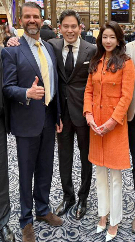 도널드 트럼프 미국 대통령 취임식 참석을 위해 지난 18일(현지시간) 미국 워싱턴DC를 찾은 정용진(가운데) 신세계그룹 회장이 트럼프 주니어(왼쪽)와 만나 부인 한지희(오른쪽) 씨를 소개한 후 기념사진을 찍고 있다. 신세계그룹 제공