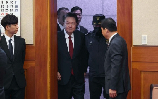 김성훈 대통령 경호처 차장이 지난 21일 서울 종로구 헌법재판소 대심판정에 출석한 윤석열 대통령을 경호 중이다. 연합뉴스