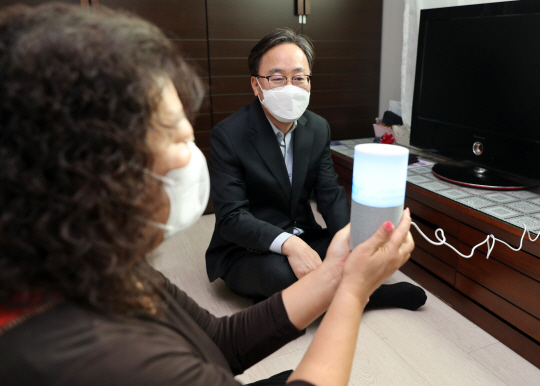 유성훈(오른쪽) 서울 금천구청장이 관내 가정을 방문해 주민과 대화를 나누고 있다. 금천구청 제공