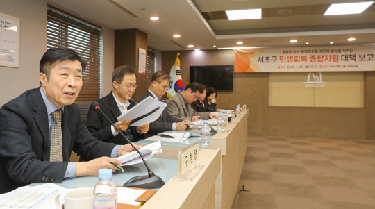 전성수(왼쪽) 서울 서초구청장이 지난 20일 열린 ‘민생회복 종합지원 대책 보고회’에서 발언하고 있다. 서초구청 제공