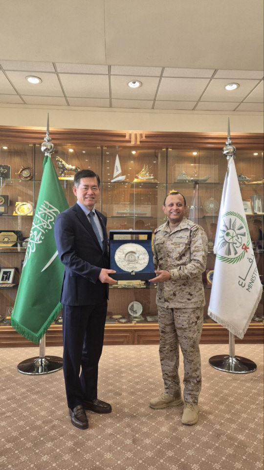 사우디아라비아를 방문 중인 석종건 방위사업청장이 지난 21일(현지시간) 빈 압둘라만 알 가리비 사우디 해군사령관 면담 후 기념촬영하고 있다. 방위사업청 제공