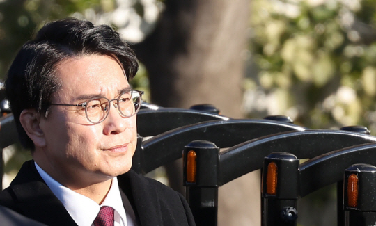 국민의힘 윤상현 의원이 1월 3일 오전 서울 용산구 한남동 대통령 관저로 향하고 있다. 연합뉴스