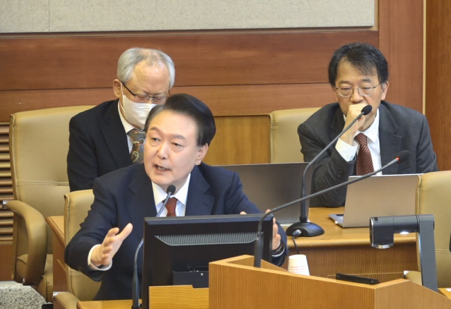 윤석열 대통령이 21일 오후 서울 종로구 재동 헌법재판소 대심판정에서 열린 탄핵심판 3차 변론에 직접 출석해 피청구인석에서 발언하고 있다. 헌법재판소 제공
