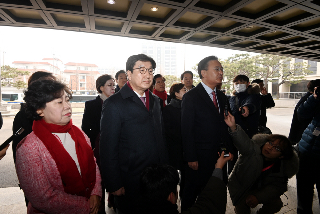 권성동(앞줄 왼쪽 두 번째) 국민의힘 원내대표가 22일 오전 서울 종로구 헌법재판소를 방문했으나 들어가지 못한 채 정문 앞에서 대기하고 있다. 헌재는 “협의된 바가 없어 출입이 제한된다”고 밝혔다. 윤성호 기자