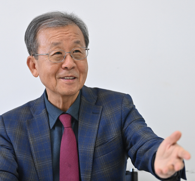 원혜영 ‘웰다잉문화운동’ 공동대표가 지난 15일 서울 중구 서소문동 유원빌딩에 위치한 단체 사무실에서 진행된 문화일보 인터뷰에서 웰다잉을 위한 준비 필요성을 강조하고 있다. 백동현 기자