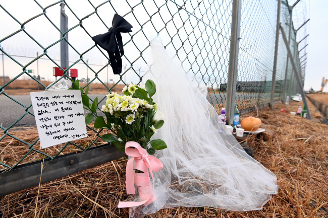 ‘12·29 무안공항 제주항공 참사’ 8일째인 지난 5일 전남 무안군 무안국제공항 활주로 근처 철조망에 희생자를 추모하는 손편지와 면사포 등이 놓여있다.  윤성호 기자