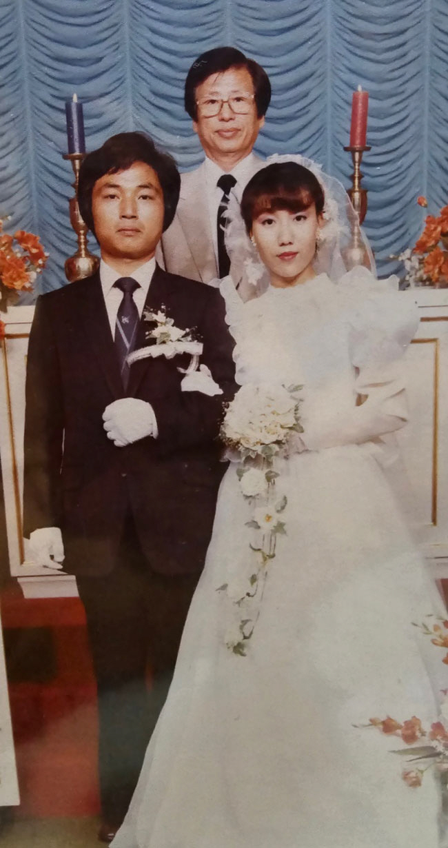 1983년 우리 부부의 결혼식 사진. 주례는 극작가 차범석 선생이 맡아주셨다. 연극배우와 기획자로 만나 부부의 연을 맺고 40여 년을 참 잘 살았다고 남편에게 말해주고 싶다.