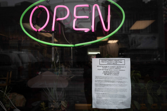 22일 시카고 한 상점에 이민세관단속국에서 발행한 공고문이 붙어있다. AP 연합뉴스