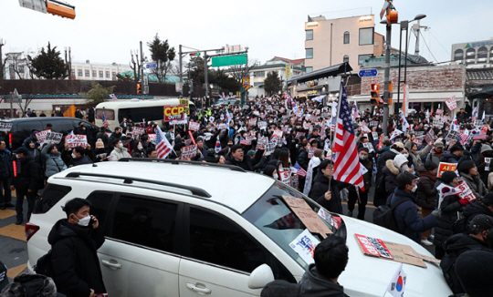 윤석열 대통령에 대한 구속영장이 발부된 19일 서울 종로구 헌법재판소 앞에서 친윤 시위대가 구호를 외치고 있다. 뉴시스