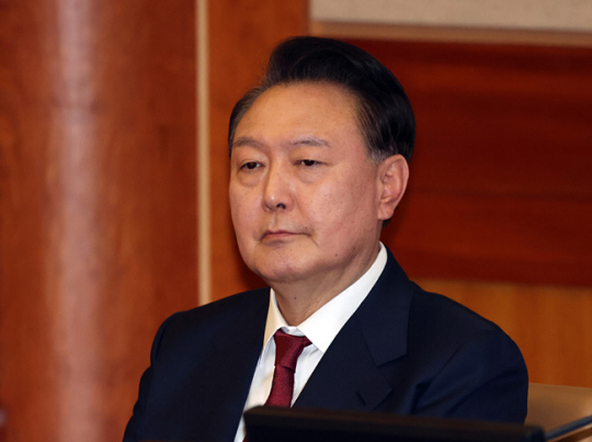 윤석열 대통령이 23일 오후 서울 종로구 헌법재판소 대심판정에서 열린 탄핵심판 4차 변론기일에 출석해 있다. 뉴시스