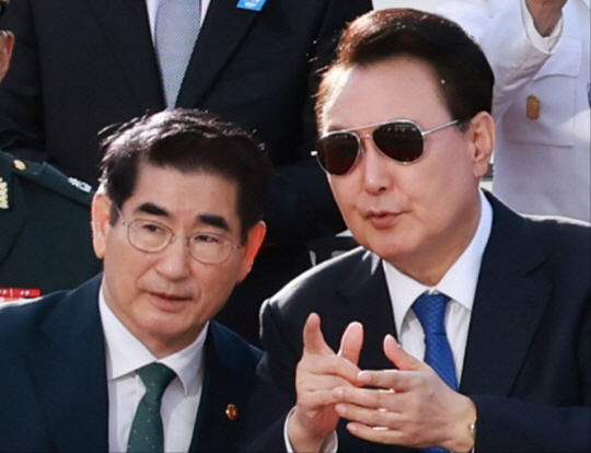 윤석열 대통령과 김용현 전 국방부 장관이 지난해 10월 1일 국군의 날 기념식에서 대화하고 있다. 연합뉴스