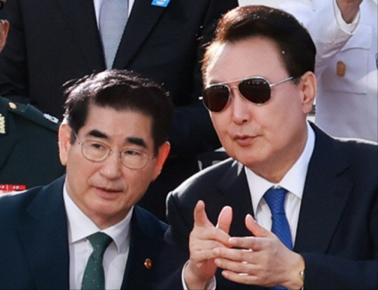 윤석열 대통령과 김용현 전 국방부 장관이 지난해 10월 1일 국군의 날 기념식에서 대화하고 있다. 연합뉴스