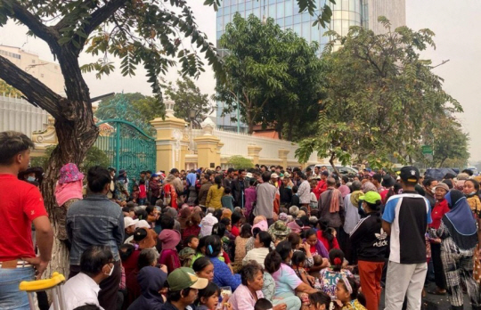 23일(현지시간) 캄보디아 수도 프놈펜에서 재벌 속 꽁(78)이 자신의 저택에서 세뱃돈을 나눠주는 행사를 하던 도중 군중이 몰려 4명이 압사했다. 프레시뉴스 제공 연합뉴스