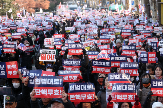 윤석열 대통령 탄핵 심판 4차 변론기일인 23일 오후 서울 종로구 헌법재판소 인근에서 윤석열 대통령이 헌재에 출석한 가운데 윤 대통령을 지지하는 보수단체 집회가 열리고 있다. 사진공동취재단 뉴시스