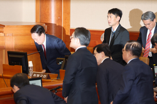 윤석열 대통령이 23일 서울 종로구 헌법재판소에서 열린 탄핵심판 4차 변론에 출석해 자리에 앉고 있다. 사진공동취재단 연합뉴스
