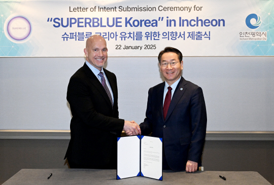 유정복 인천시장이 22일(현지시간) 미국 워싱턴에서 다니엘 돌란(Daniel Dolan) 슈퍼블루 CEO에게 슈퍼블루 코리아 유치 의향서를 제출받고 기념촬영을 하고 있다. 인천시 제공