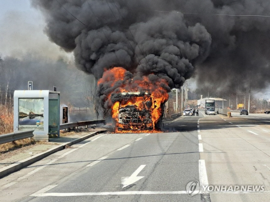도로에 차에서 화재가 발생해 있다. 연합뉴스