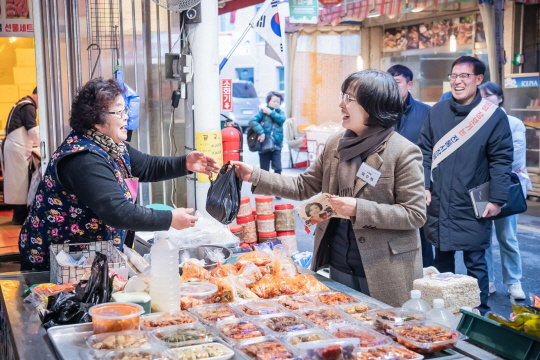 이수희(오른쪽) 강동구청장이 성내전통시장을 방문해 상인과 이야기를 나누고 있다.강동구청 제공
