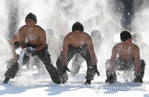 2011년 1월4일 강원도 평창 황병산 훈련장에서 열린 특전사 설한지 극복훈련에서 육군 특전사 용사들이 추위를 이겨내기 위해 눈마사지를 하고 있다. 육군 제공