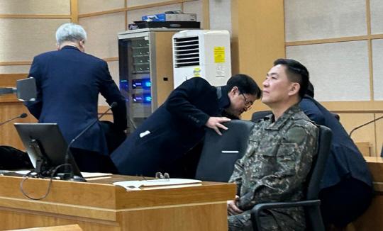 12·3 비상계엄 사태에 가담해 구속 기소된 이진우 전 수도방위사령관이 23일 오전 서울 중앙지역군사법원에서 열린 공판준비기일에 군복을 입은 채 출석해 있다. 뉴시스 제공